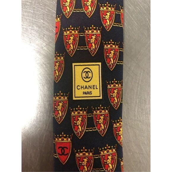 Vintage Chanel Paris Men’s Silk Blue and Red Lion Shield Designer Dress Tie - Picture 2 of 10